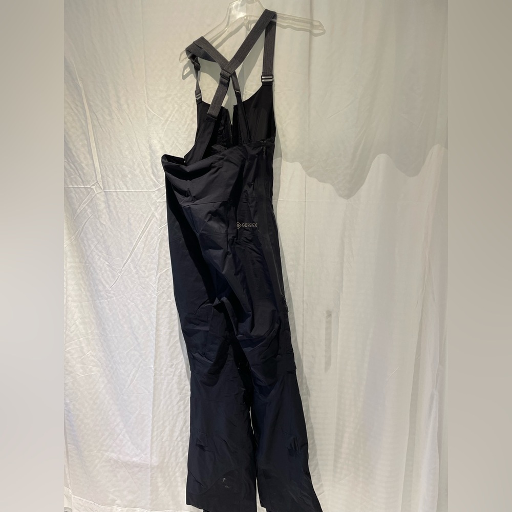 Burton women’s “Kimmy” Gore-Tex ski/snowboard bib pants.